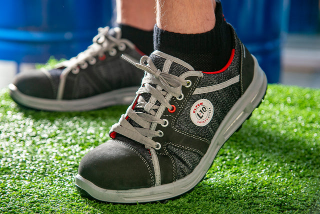 Walking Barefoot At Work With WELLMAXX® Comfort Insole